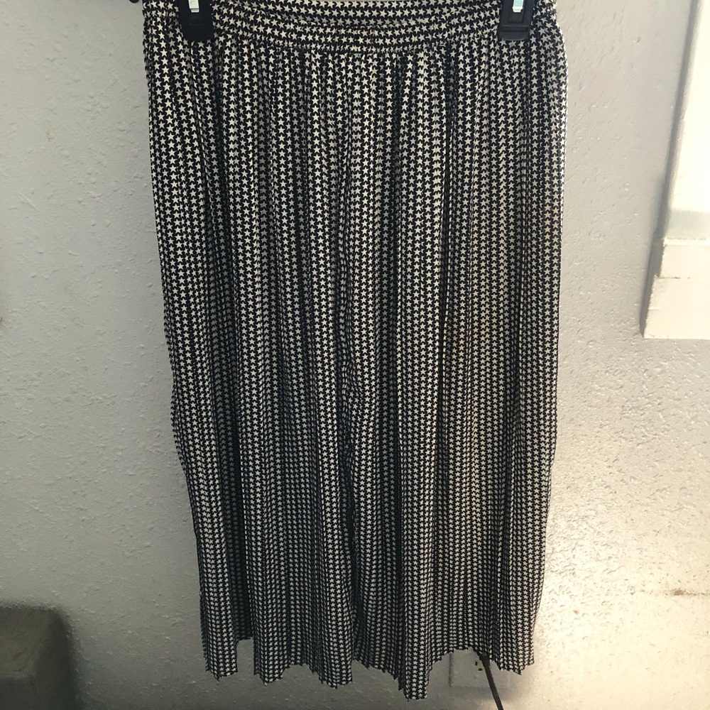 Starry, pleated skirt